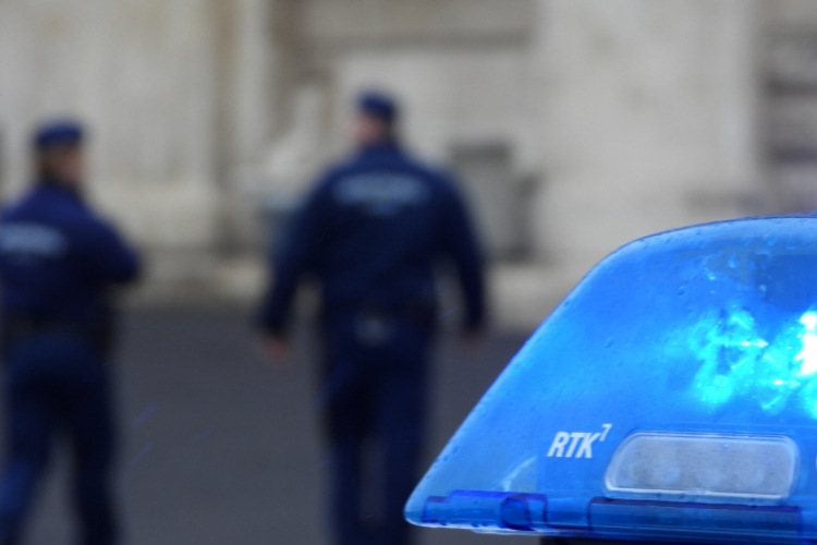 Ölben menekítettek ki a rendőrök egy idős asszonyt