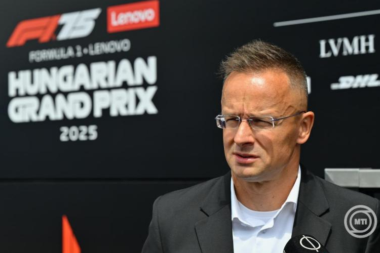Szijjártó Péter: Magyarország legnagyobb autógyárát hozza létre a Mercedes