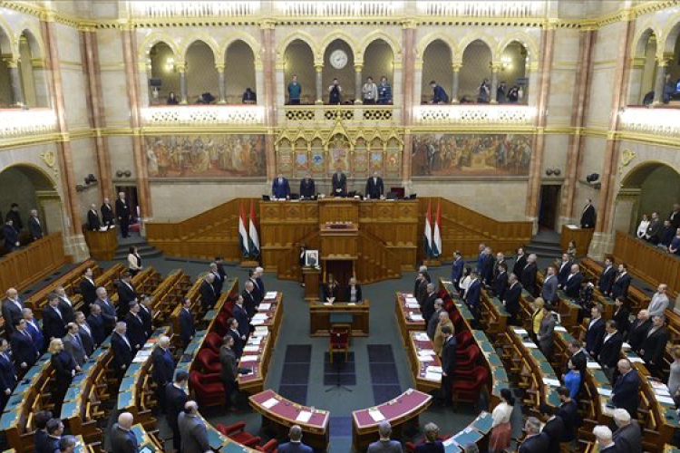 Ötnapos üléssel folytatja munkáját a parlament 